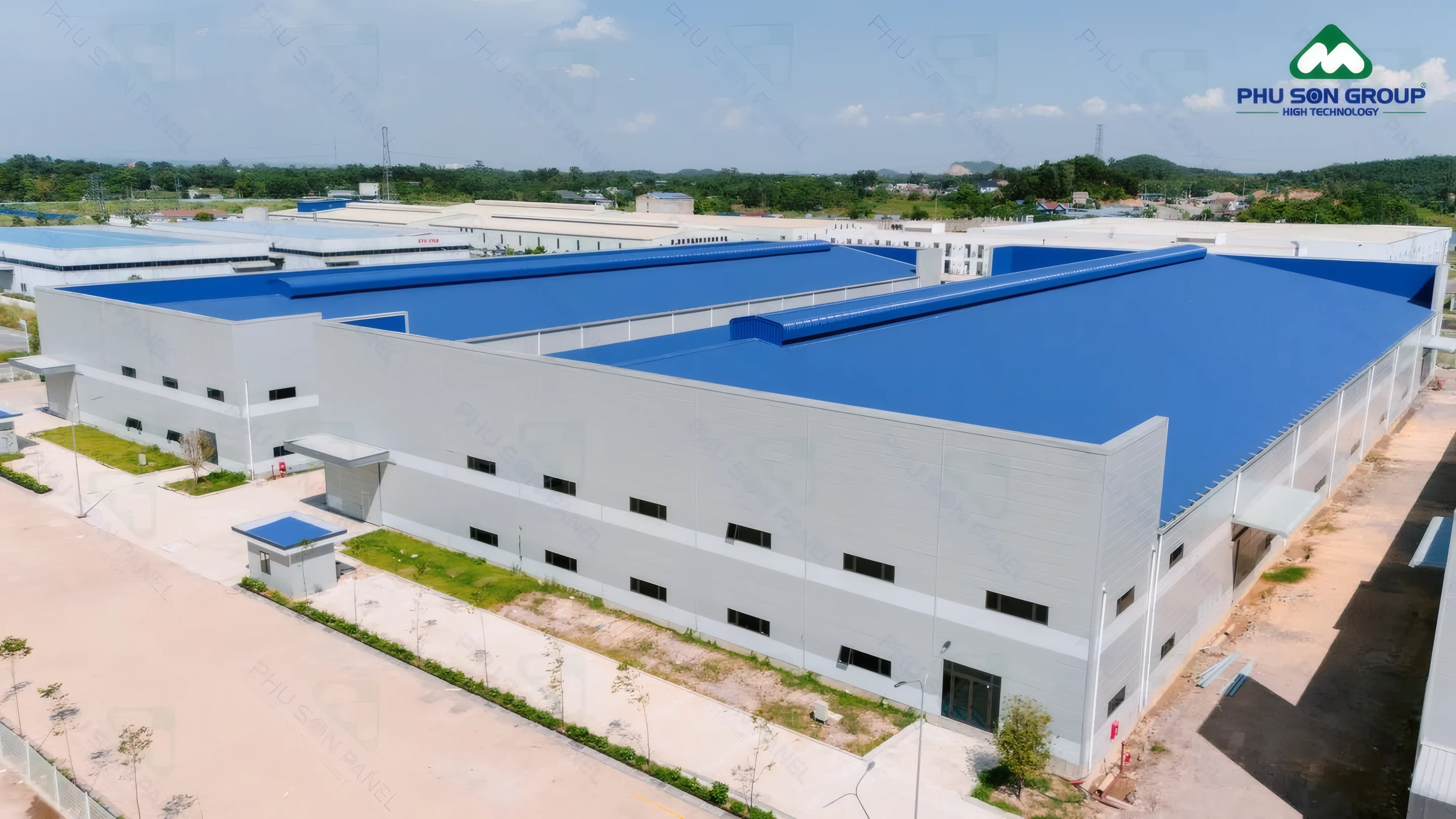 Nhà xưởng mái xanh hoàn thiện bằng tấm lợp Phú Sơn