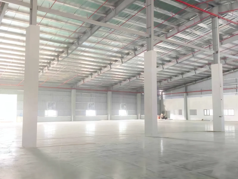 Thi công khung thép nhà xưởng Sunglim Vina trước khi lợp mái