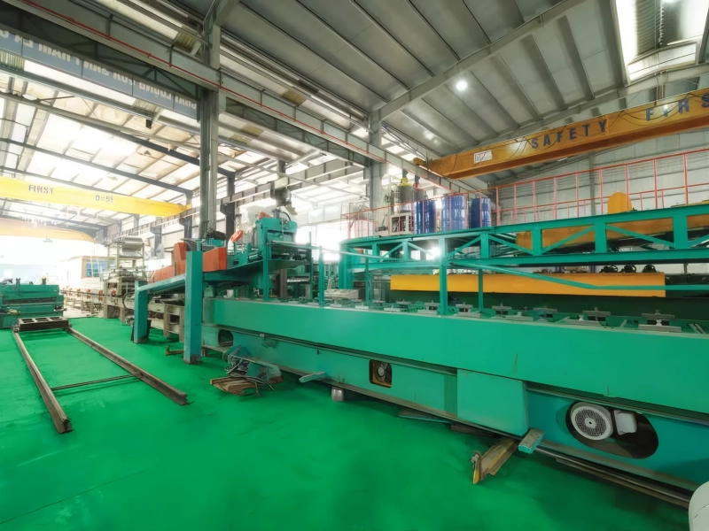 Dây chuyền sản xuất panel cách nhiệt trong nhà máy Phú Sơn