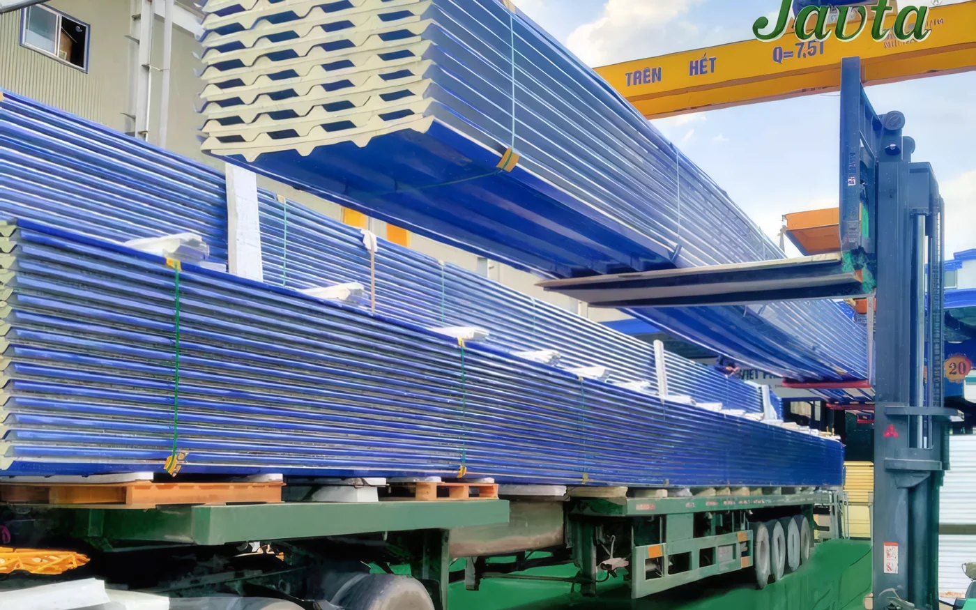 JAVTA roofing loaded onto a tractor unit