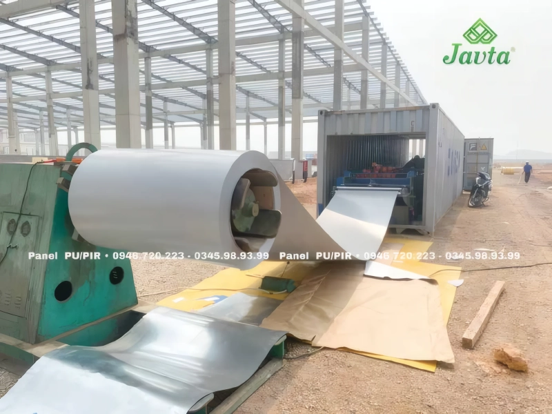 Đội thi công lắp tấm lợp Javta tại công trường